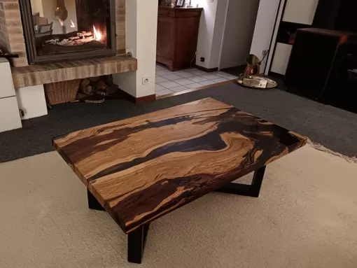 table basse en olivier et résine noir